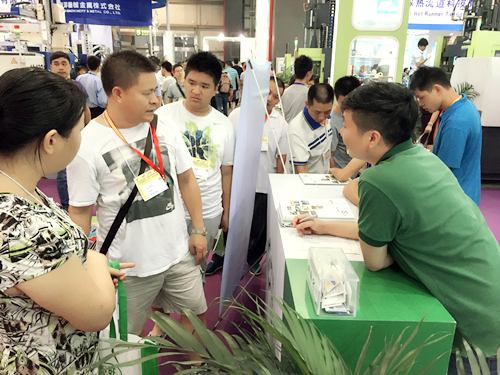 塑伯TPE銷售工程師積極接客 塑伯TPE銷售工程師積極接客
