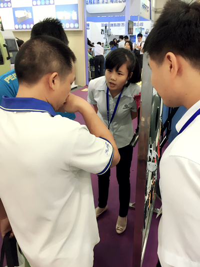 塑伯TPE業(yè)務(wù)員接待客戶 塑伯TPE業(yè)務(wù)員接待客戶