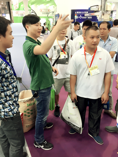 塑伯TPE業(yè)務(wù)經(jīng)理接待客戶詢盤(pán) 塑伯TPE業(yè)務(wù)經(jīng)理接待客戶詢盤(pán)